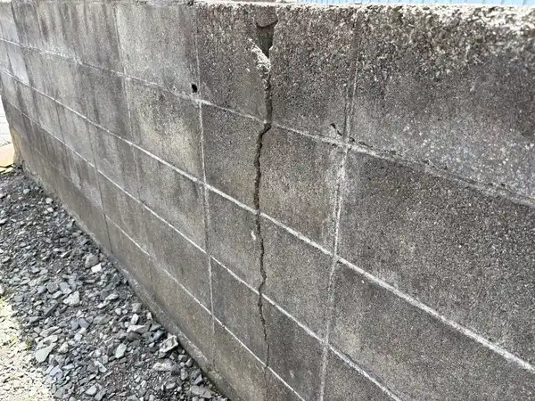 ひび割れが入った古いブロック塀